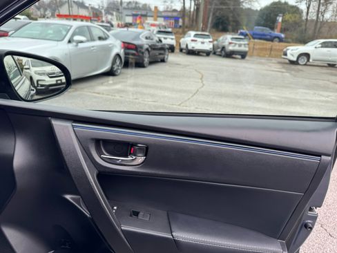 Used 2018 Toyota Corolla SE image 23