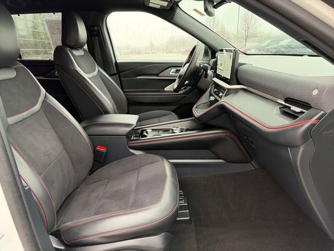 Used 2025 Ford Explorer ST image 12