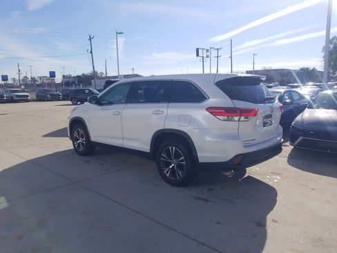 Used 2019 Toyota Highlander LE image 5