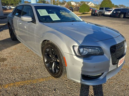 Used 2022 Chrysler 300 Touring L w/ Comfort Group image 3