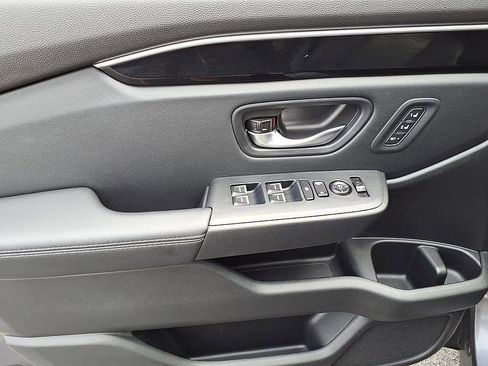 Used 2025 Honda Pilot EX-L image 11