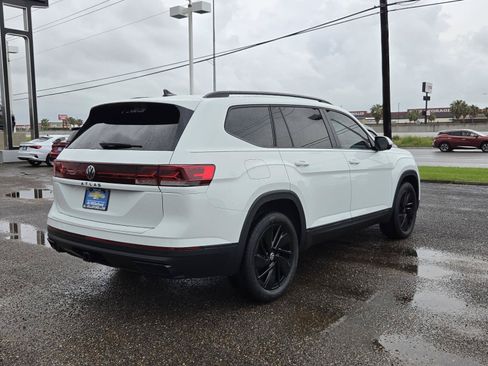 Used 2024 Volkswagen Atlas SE w/ Panoramic Sunroof Package FWD image 5