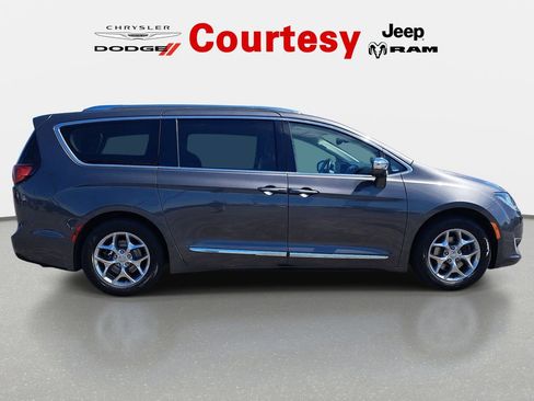 Used 2018 Chrysler Pacifica Limited FWD image 2