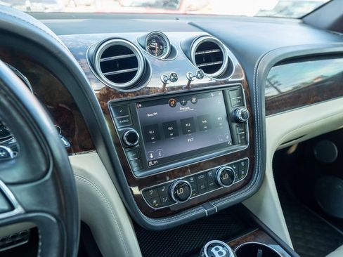 Used 2018 Bentley Bentayga Activity image 19