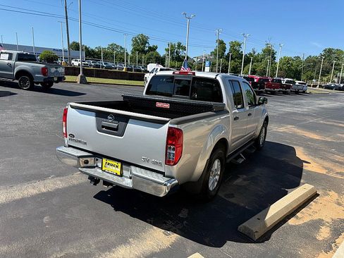 Used 2018 Nissan Frontier SV AWD/4WD image 5