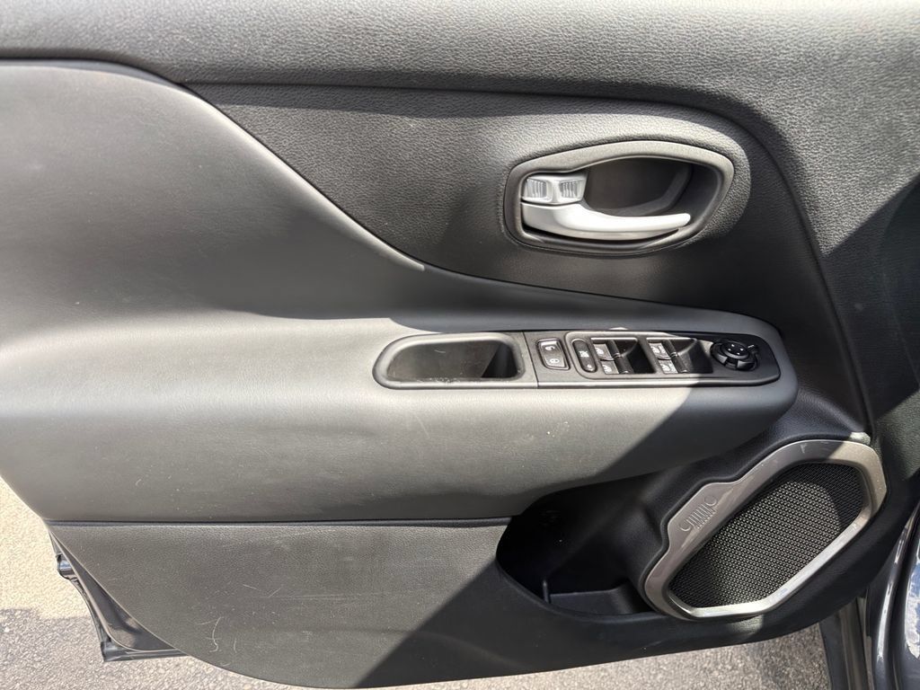 Used 2023 Jeep Renegade Latitude AWD/4WD image 25