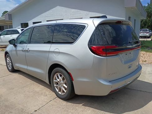 Certified 2024 Chrysler Pacifica Touring-L FWD image 7