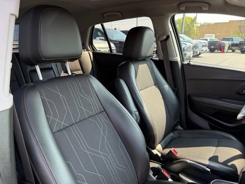 Used 2020 Chevrolet Trax LT w/ LT Convenience Package FWD image 12