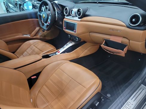 Used 2017 Ferrari California T RWD image 3