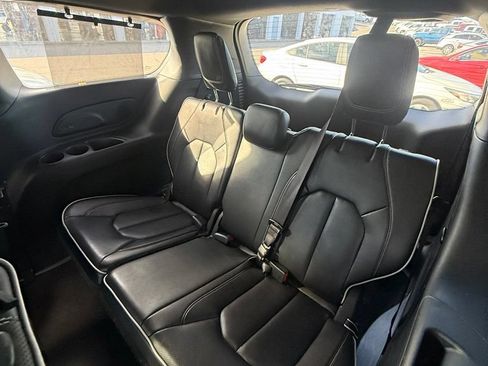 Used 2025 Chrysler Pacifica Limited FWD image 9