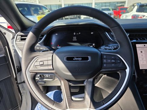 Used 2025 Jeep Grand Cherokee Limited w/ Black Appearance Package image 5