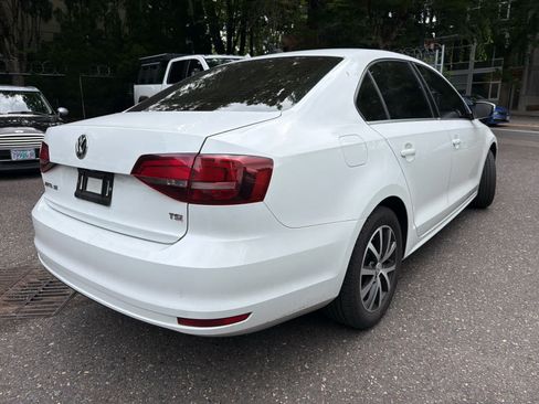 Used 2018 Volkswagen Jetta SE FWD image 2