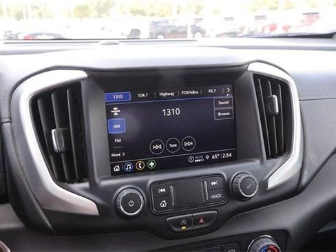 Used 2024 GMC Terrain SLT image 16