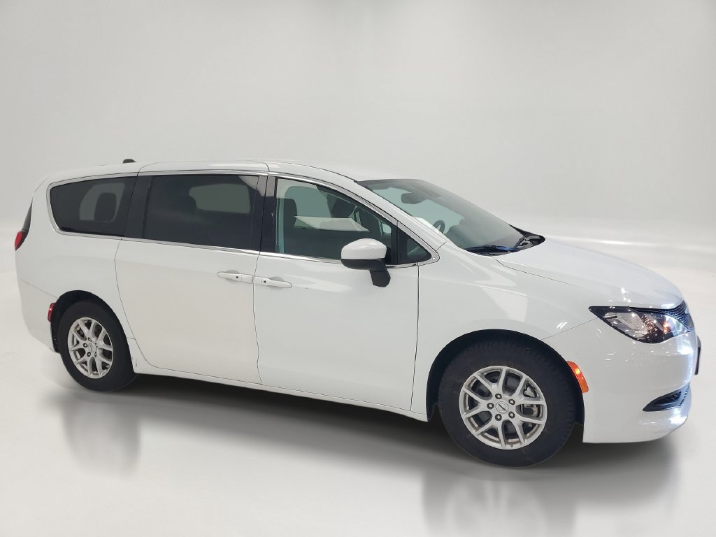 Used 2023 Chrysler Voyager LX FWD image 3
