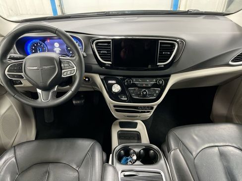 Used 2022 Chrysler Pacifica Touring-L image 10