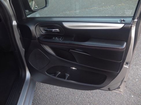 Used 2015 Dodge Grand Caravan R/T image 17