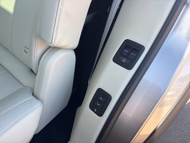 Used 2024 Land Rover Range Rover Long Wheelbase SE AWD/4WD image 35