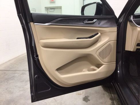 Used 2025 Jeep Grand Cherokee Limited AWD/4WD image 16