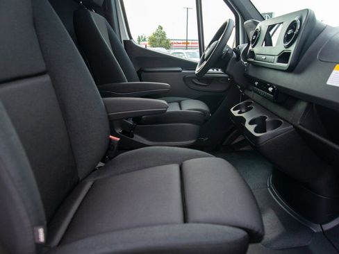 Used 2024 Mercedes-Benz Sprinter 2500 image 30