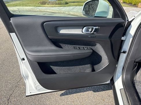 Used 2025 Volvo XC40 B5 Plus AWD/4WD image 18