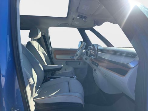 Used 2025 Volkswagen ID. Buzz 1st Edition image 8