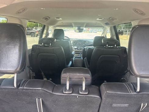 Used 2023 Chrysler Pacifica Touring-L FWD image 8