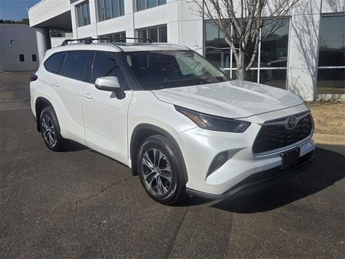 Used 2022 Toyota Highlander XLE image 2