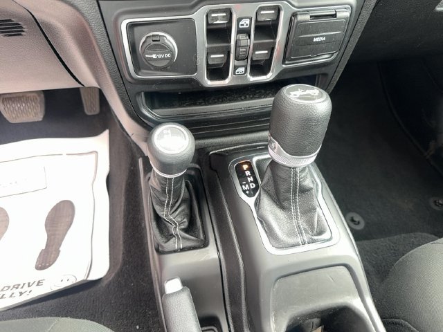 Used 2020 Jeep Wrangler Unlimited Sahara w/ Uconnect 4C Nav & Sound Group AWD/4WD image 23