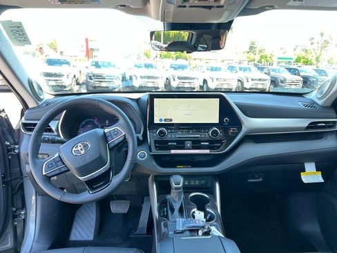 New 2026 Toyota Highlander Platinum AWD/4WD image 22