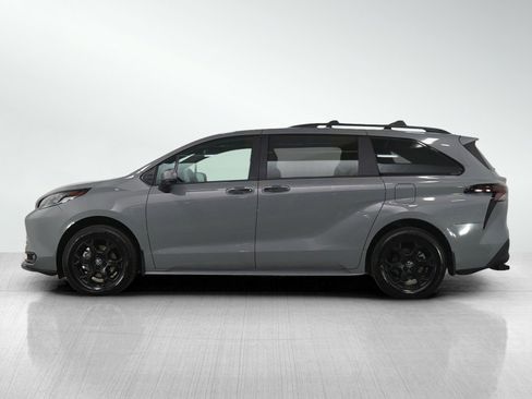 Used 2025 Toyota Sienna XLE Woodland Edition image 2