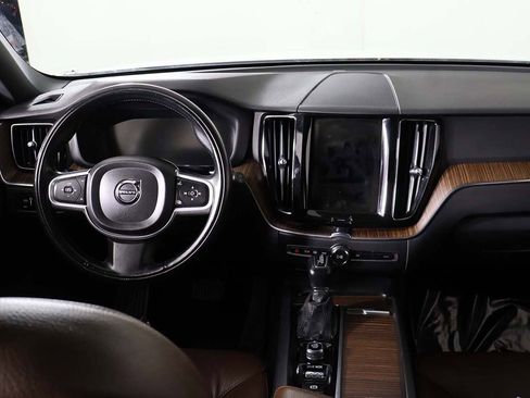 Used 2021 Volvo XC60 T5 Momentum w/ Premium Package image 31