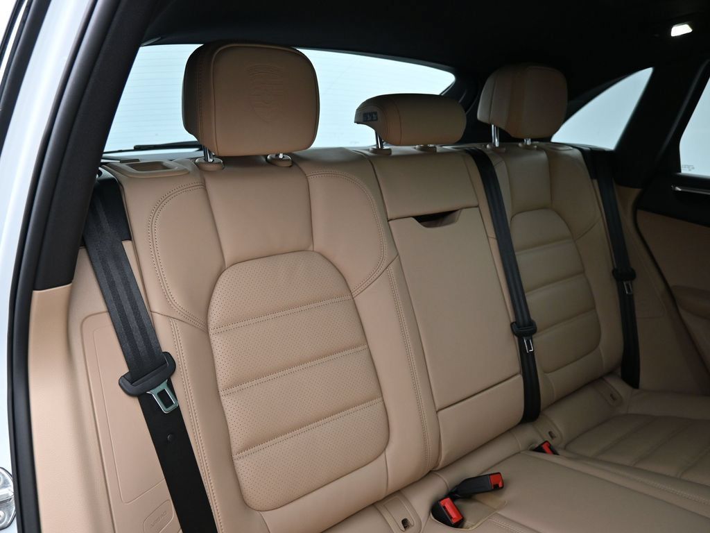 Certified 2026 Porsche Macan AWD/4WD image 30
