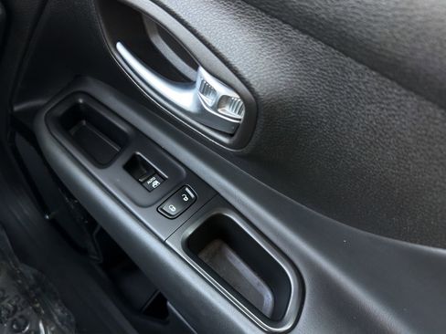 Used 2018 Jeep Renegade Altitude w/ Cold Weather Group FWD image 15