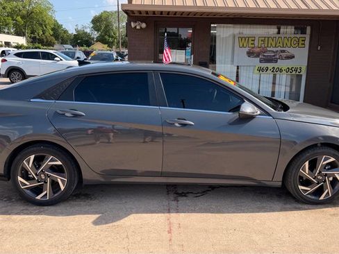 Used 2025 Hyundai Elantra Limited FWD image 6