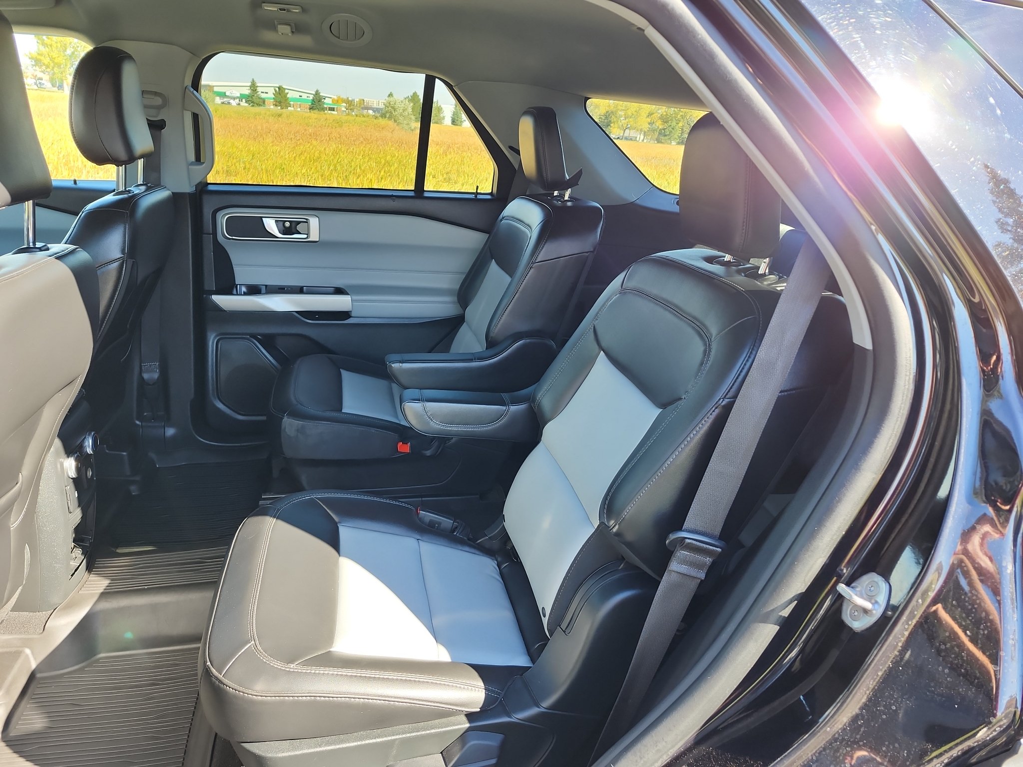 Used 2023 Ford Explorer XLT w/ XLT Sport Appearance Package AWD/4WD image 4