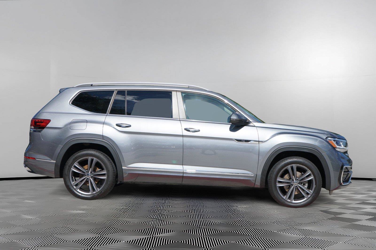 Used 2022 Volkswagen Atlas SEL R-Line AWD/4WD image 4