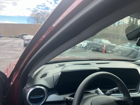 Used 2025 Chevrolet Trax LT image 32