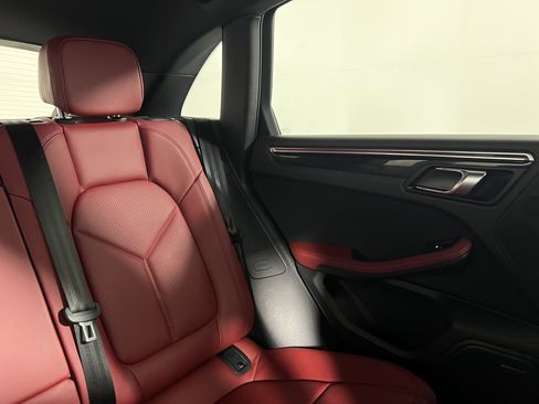 Certified 2026 Porsche Macan AWD/4WD image 17