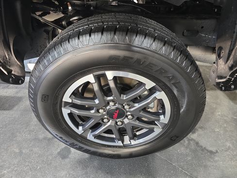 Used 2025 Toyota Tacoma TRD Sport AWD/4WD image 33