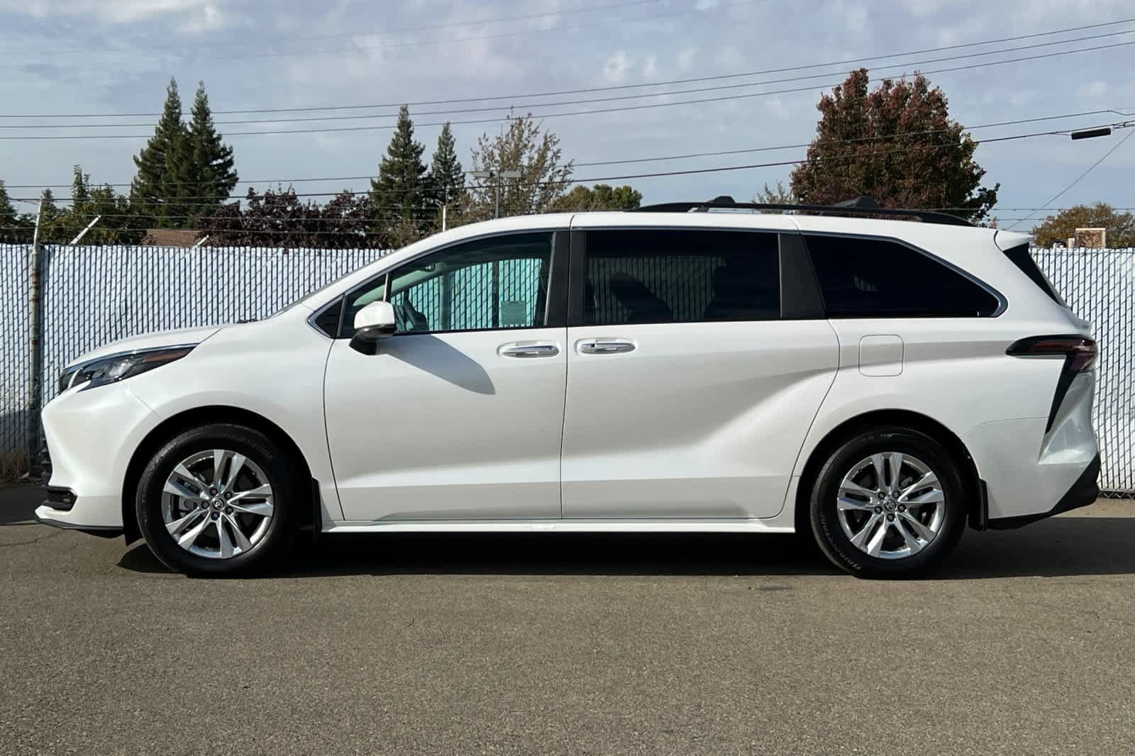 Used 2025 Toyota Sienna XLE w/ XLE Plus Package AWD/4WD image 2