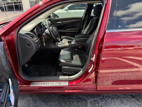 Used 2019 Chrysler 300 Limited RWD image 9