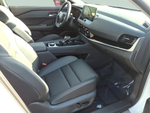 Certified 2025 Nissan Rogue SL w/ Tech Package AWD/4WD image 29