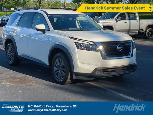 Used 2025 Nissan Pathfinder SV FWD image 1