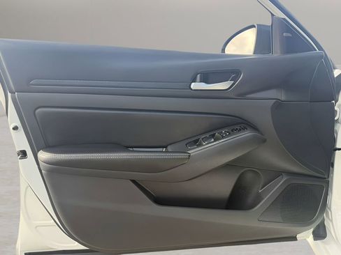 Used 2025 Nissan Altima 2.5 SV FWD image 9