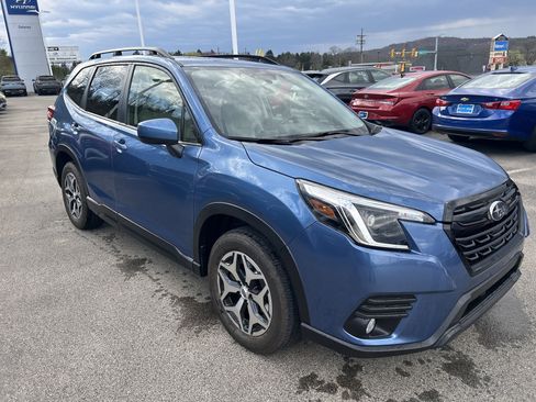 Used 2023 Subaru Forester Premium image 3