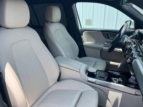 Used 2022 Mercedes-Benz GLB 250 w/ Premium Package Lite image 21