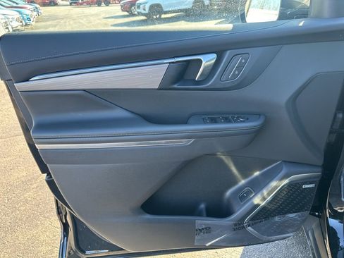 Used 2025 Buick Enclave Preferred image 17