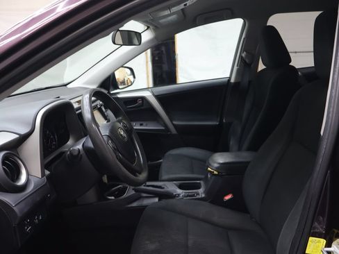 Used 2018 Toyota RAV4 LE AWD/4WD image 16
