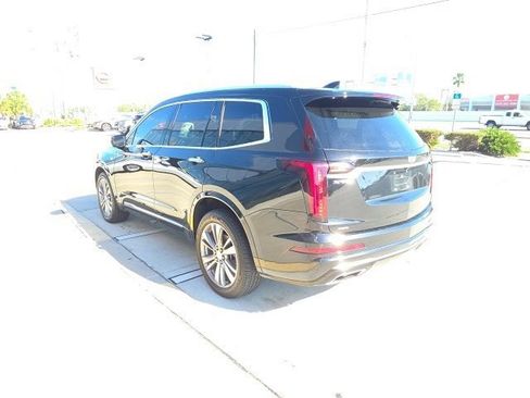 Used 2022 Cadillac XT6 Premium Luxury image 3