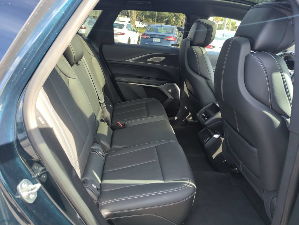 Used 2024 Cadillac Lyriq Sport RWD image 33